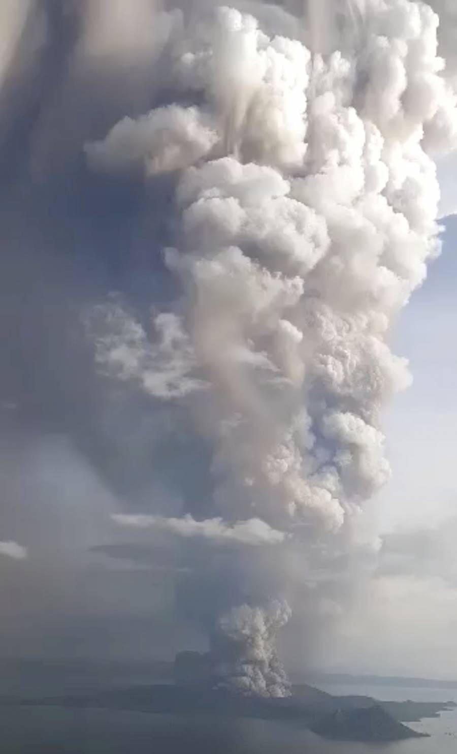 Realizan evacuaciones tras actividad del volcán Taal en Filipinas