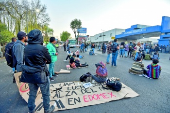 Exentan a estudiantes de alza en transporte