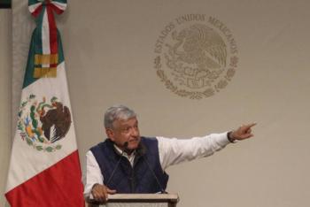 AMLO se re&uacute;ne con la familia LeBar&oacute;n