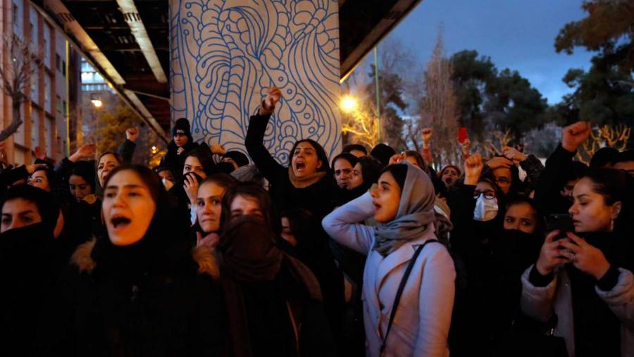 Policía iraní niega uso de armas contra manifestantes