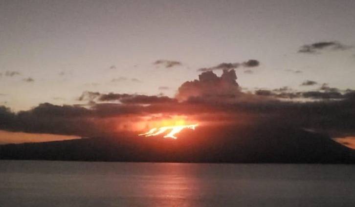 Volcán entra en erupción en Islas Galápagos; autoridades monitorean ecosistema