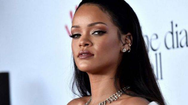 Con gran sensualidad, Rihanna presenta su nueva lencería