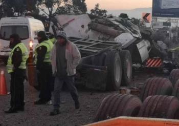 Accidente de tr&aacute;iler detiene tr&aacute;nsito en la M&eacute;xico-Cuernavaca