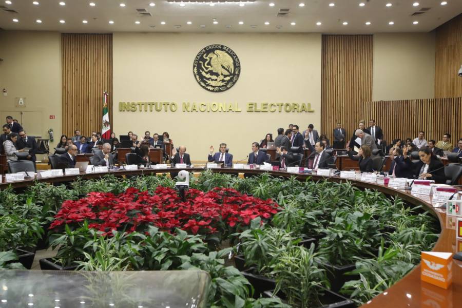 Pide AMLO a diputados elegir gente &iacute;ntegra como consejeros del INE