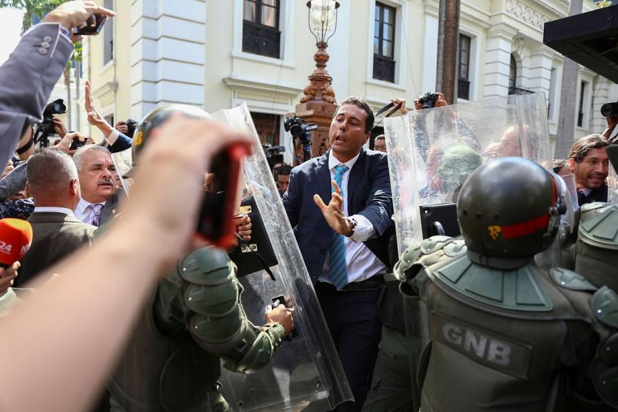 VIDEO: Paramilitares agreden a diputados opositores venezolanos