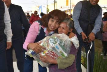 Entregan m&aacute;s de mil becas alimentarias en municipio de Soledad, SLP