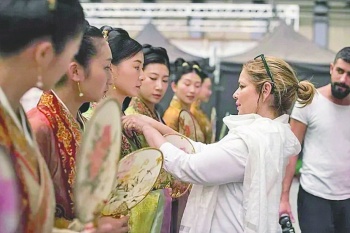 Mexicana confecciona 149 vestidos en cinco semanas para Jojo Rabbit