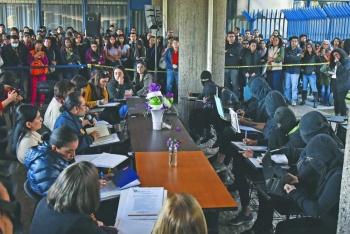 Abren di&aacute;logo en FFyL, pero paro se mantiene