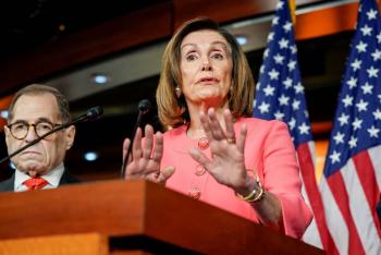 Pelosi presenta comit&eacute; propuesto para entregar impeachment al senado