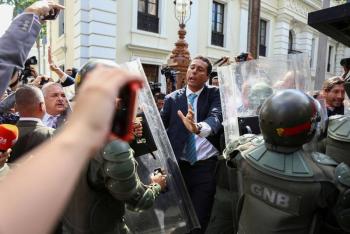 VIDEO: Paramilitares agreden a diputados opositores venezolanos