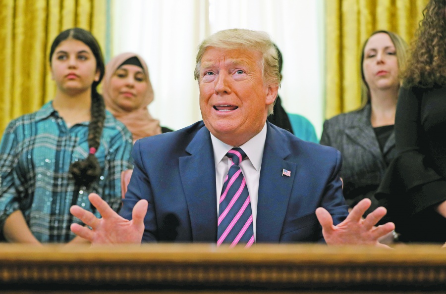 Senadores que enjuiciarán a Trump rinden protesta