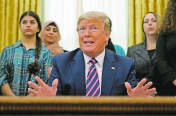 Senadores que enjuiciar&aacute;n a Trump rinden protesta