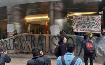 Artistas protestan en Secretar&iacute;a de Cultura por falta de pagos