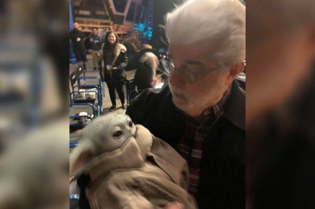 George Lucas conoce al adorable Baby Yoda