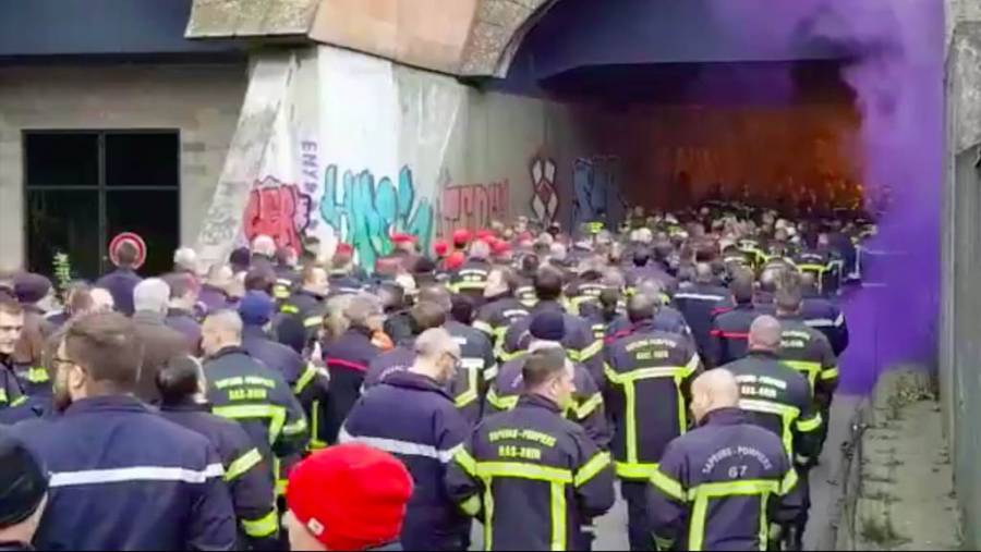 Bomberos franceses reprochan ataques repetidos, organizan marcha frente a Palacio de Justicia.