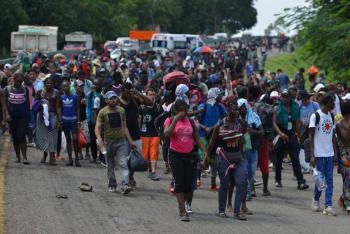Migrantes llegan al Puente Internacional