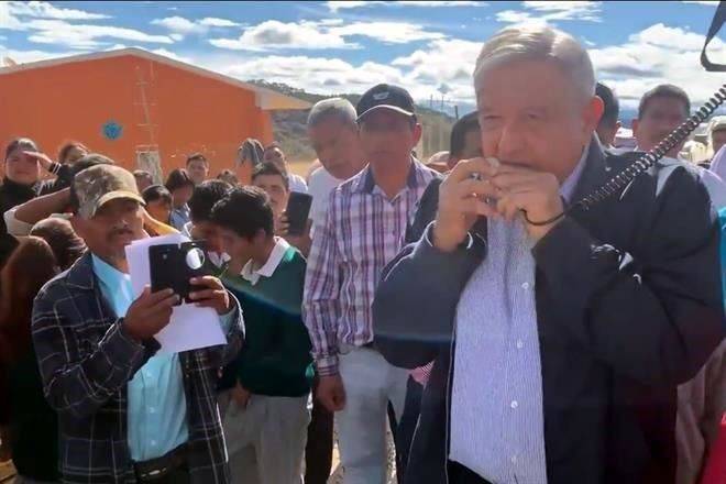 Es mejor una flauta que un arma: AMLO en Oaxaca