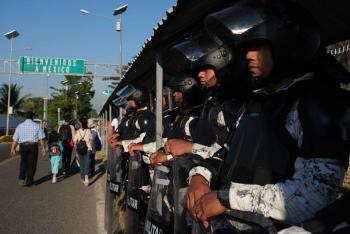 Cierran puente fronterizo en Chiapas por llegada de caravana migrante