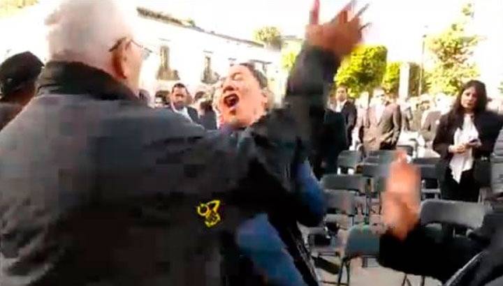 Acompañante de José Manuel Mireles abofetea a mujer manifestante