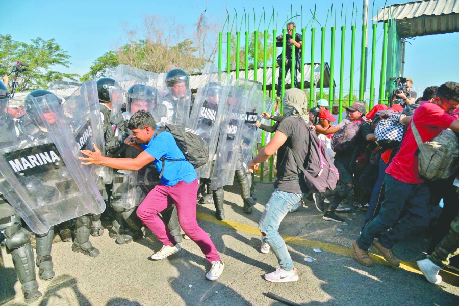 Pese a Guardia, migrantes amagan con seguir hacia Estados Unidos