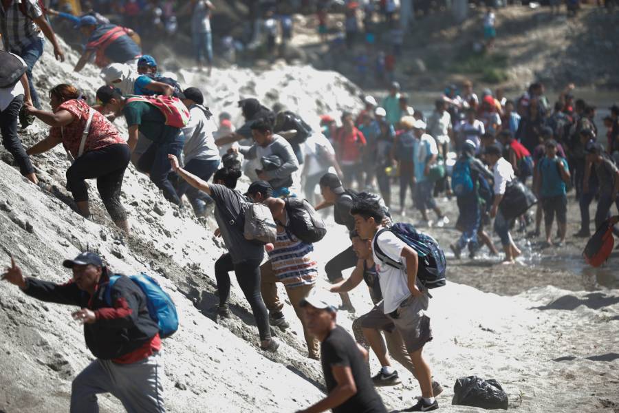 Migrantes y Guardia Nacional se enfrentan en el río Suchiate