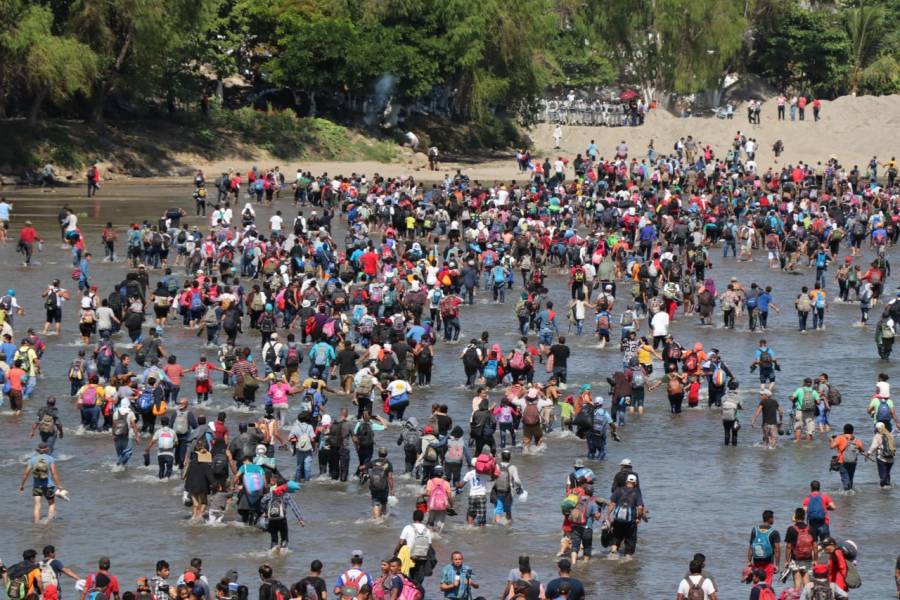 VIDEO: Migrantes centroamericanos cruzan a México por el río Suchiate