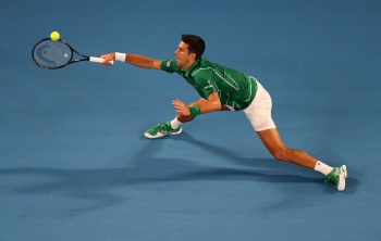 Un el&aacute;stico Djokovic logra su victoria 900 en Abierto de Australia