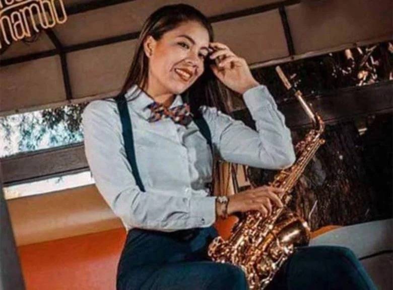 Dan de alta a saxofonista atacada con ácido en Oaxaca