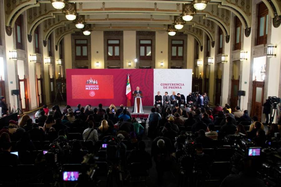 Conservadores, adem&aacute;s de hip&oacute;critas, son rateros: AMLO