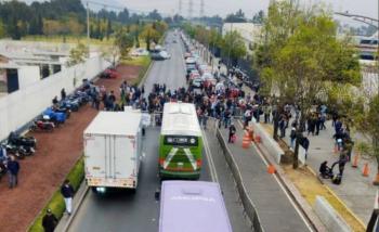 Expolic&iacute;as federales bloquean Perif&eacute;rico Oriente