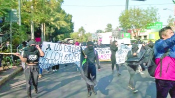 Encapuchados marchan y entregan nuevo pliego petitorio a UNAM