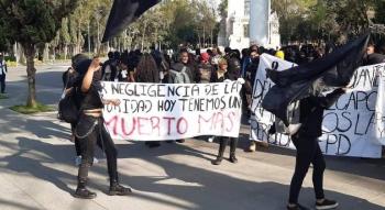 Estudiantes del CCH Azcapotzalco realizan protesta en la explanada de Rector&iacute;a