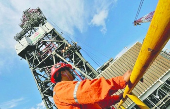 Contin&uacute;a el desplome de la producci&oacute;n petrolera, cae 7%
