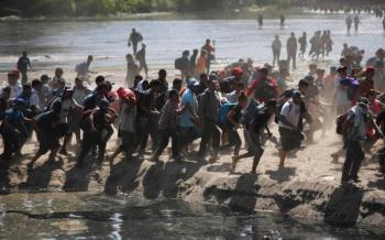 EU felicita al gobierno de M&eacute;xico por contener a la caravana migrante