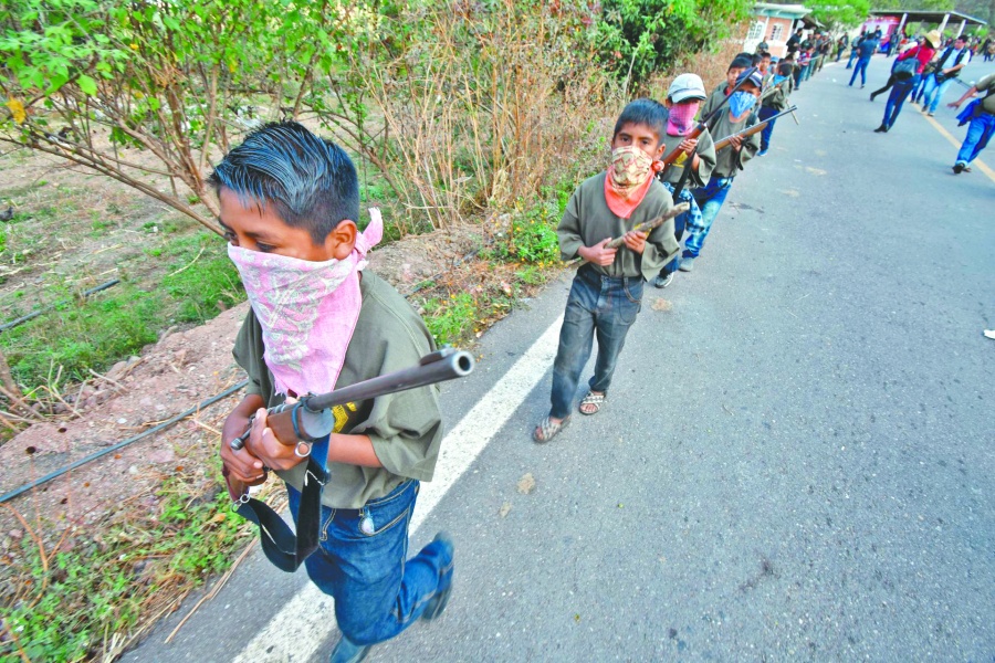 Reclutan a 19 niños de policías comunitarios