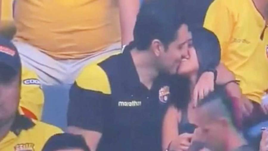 Lo “cachan” en una infidelidad en el estadio de f&uacute;tbol y se queja