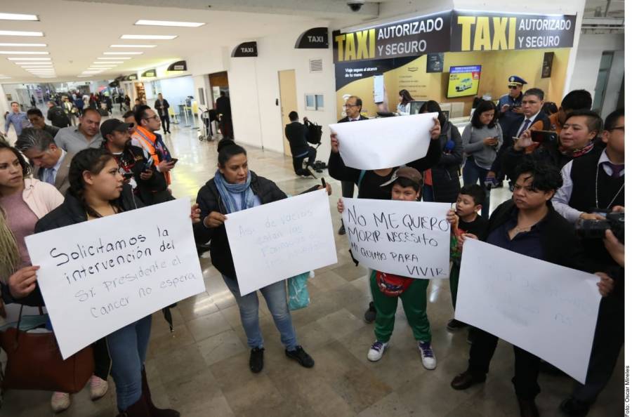 Protestan padres de niños con cáncer y cierran vialidad al AICM