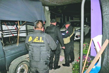 FGE catea tres casas de Oaxaca para dar con agresor de saxofonista 