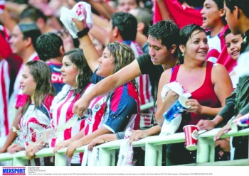 Por lanzar cerveza, Chivas veta a aficionadas del Estadio Akron