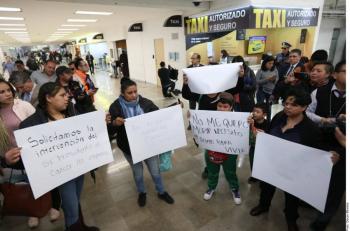 Protestan padres de ni&ntilde;os con c&aacute;ncer y cierran vialidad al AICM