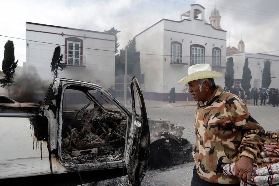 habitantes de Amozoc, Puebla queman autos para exigir atención de edil