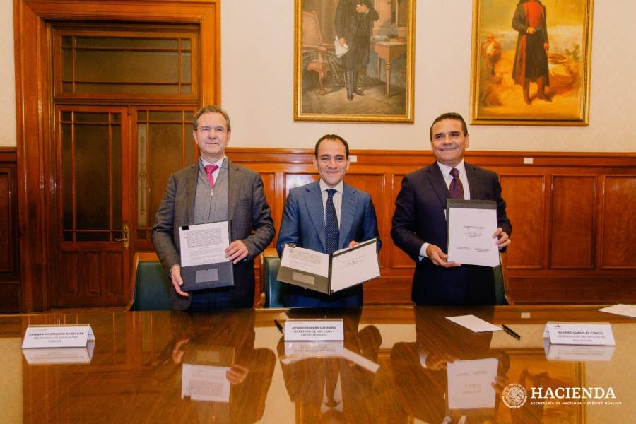 Firman acuerdo para federalizar nómina de magisterial de Michoacán