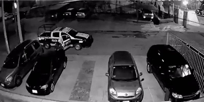 Captan a policías municipales del Edomex robando autopartes
