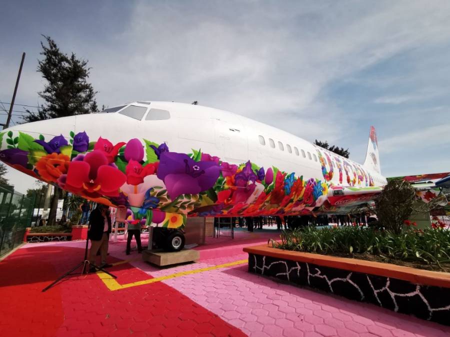 Así es el avión biblioteca en Iztapalapa