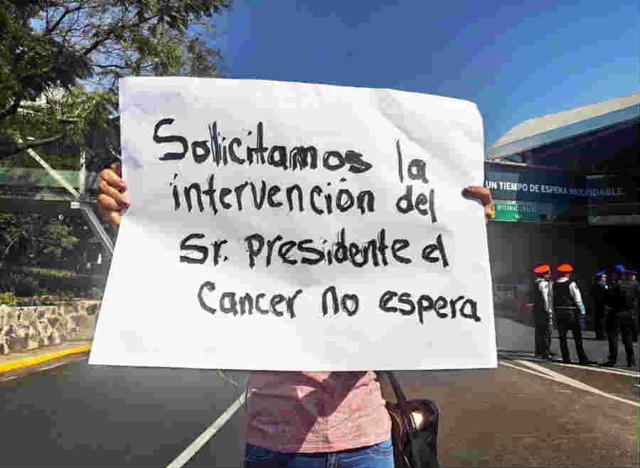 Padres de menores con cáncer piden medicamentos fuera de Palacio Nacional
