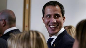 Mujer lanza pastel a Juan Guaid&oacute; afuera del Parlamento Europeo