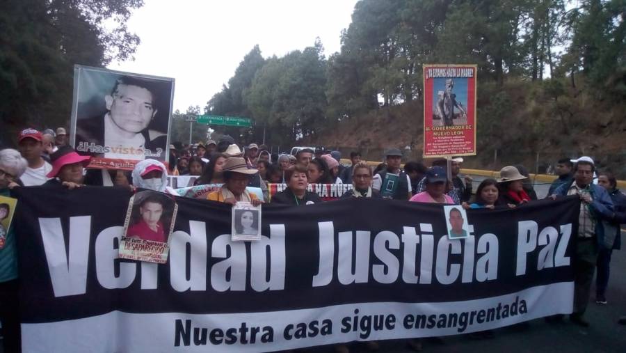 Los integrantes de la Marcha por la Paz iniciaron su trayecto hacia la caseta México-Cuernavaca cerca de las 9:50 de mañana.