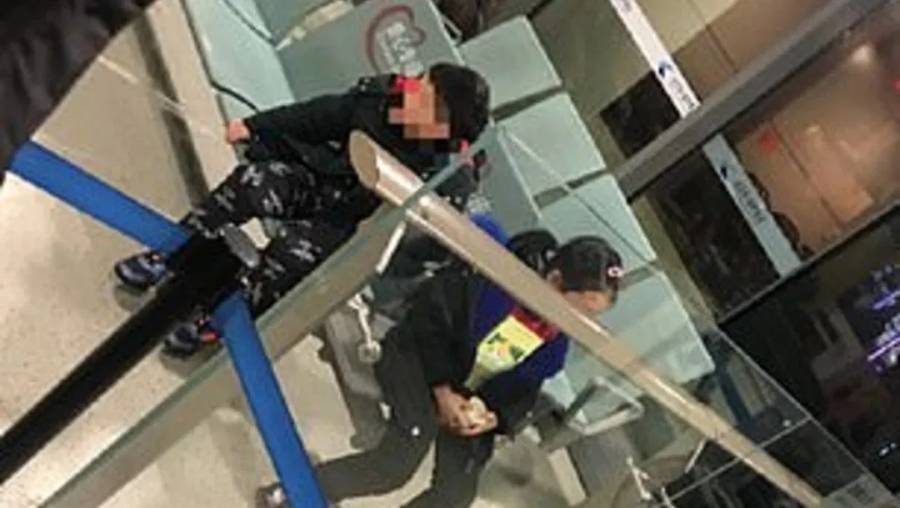 Abandonan a sus dos hijos por presentar fiebre, en aeropuerto de China