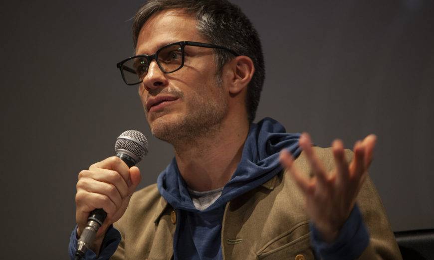 Llama Gael García a recibir a los migrantes