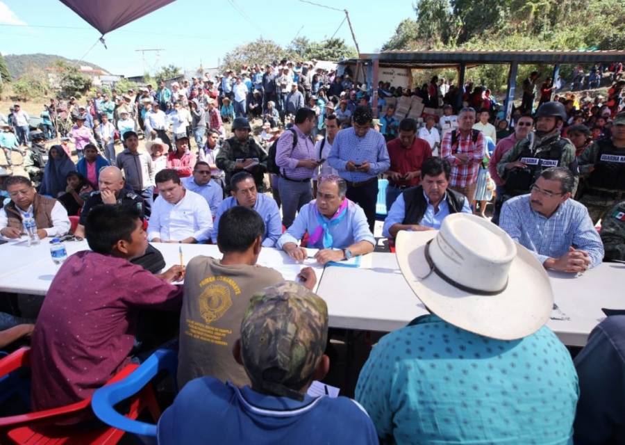 Gobernador de Guerrero se reúne con familiares de músicos asesinados